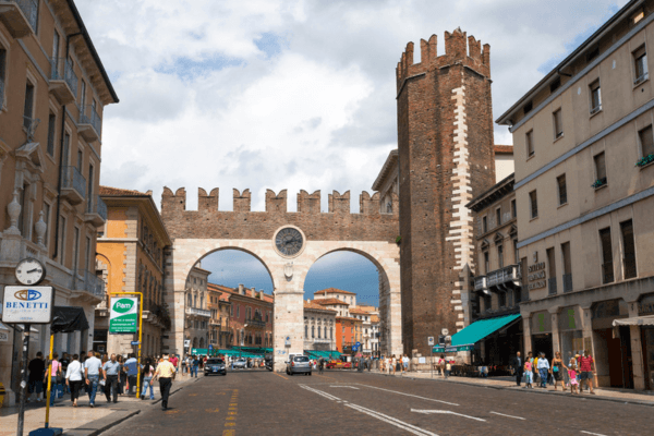 Verona: Romeo and Juliet Walking Tour with an APP