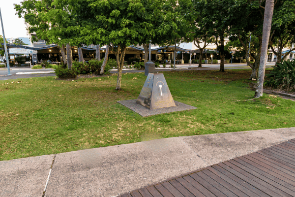 Monument de la flamme olympique de l'esplanade de Cairns