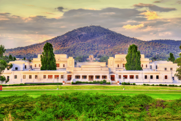 Selbstgeführter Rundgang durch Canberra: Kraft, Frieden und Geschichte — image 2