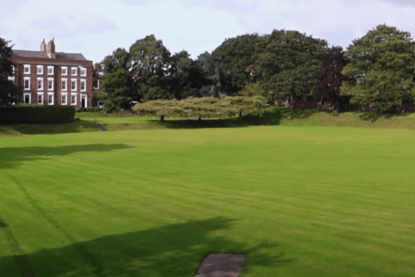 Abteigelände und Falknerei