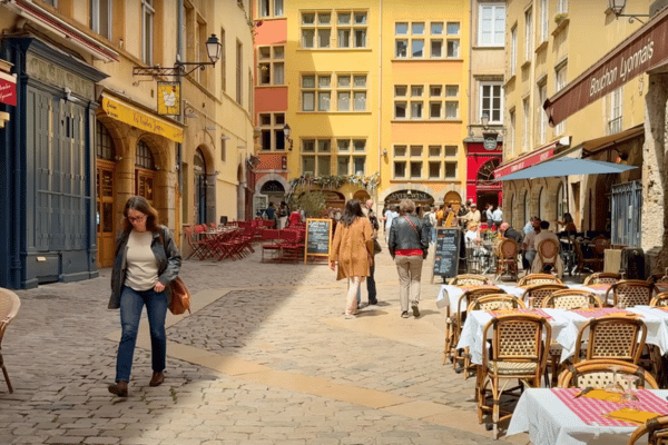Cross over from Rue de la Bombarde onto Rue Saint-Jean